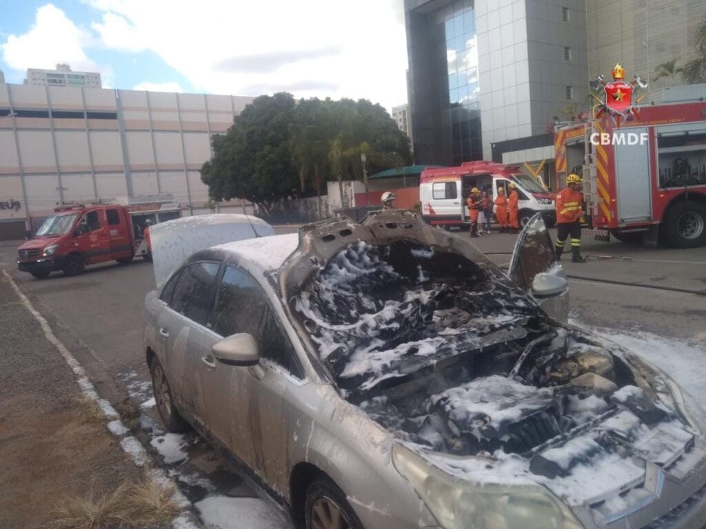 Incêndio destrói veículo em Taguatinga