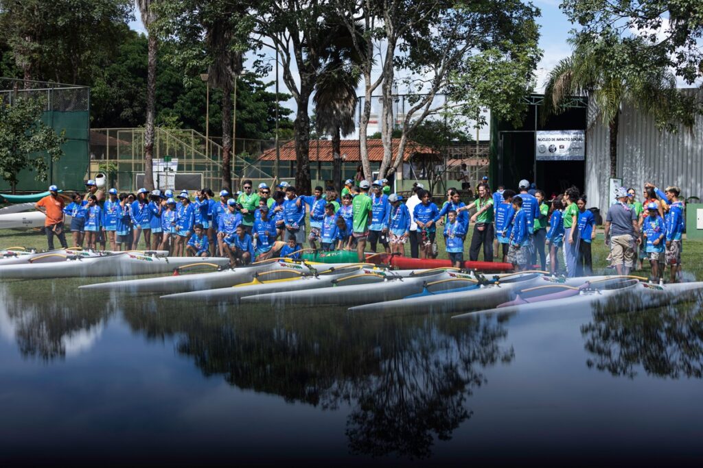 Projeto Filhos da Nação usa canoagem para ajudar crianças vulneráveis no DF