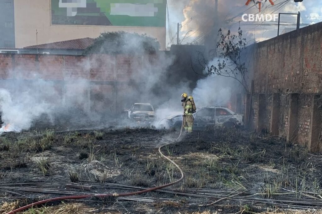 Oito carros são destruídos em incêndio em Vicente Pires