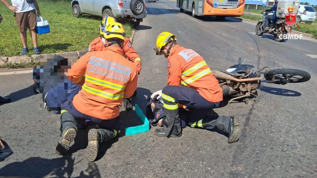 Acidente entre carro e moto deixa motociclista ferido em Samambaia