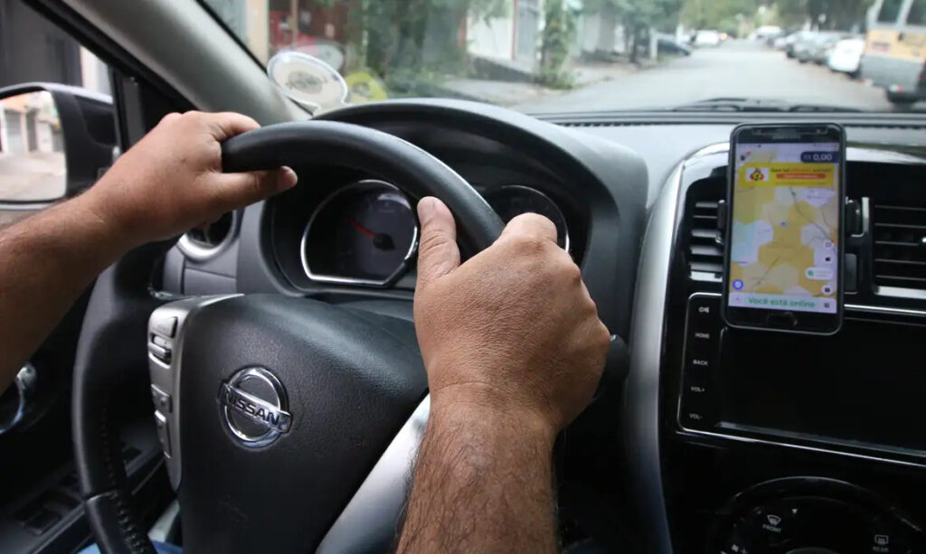 TJDFT condena Uber a indenizar motorista por suspensão de conta