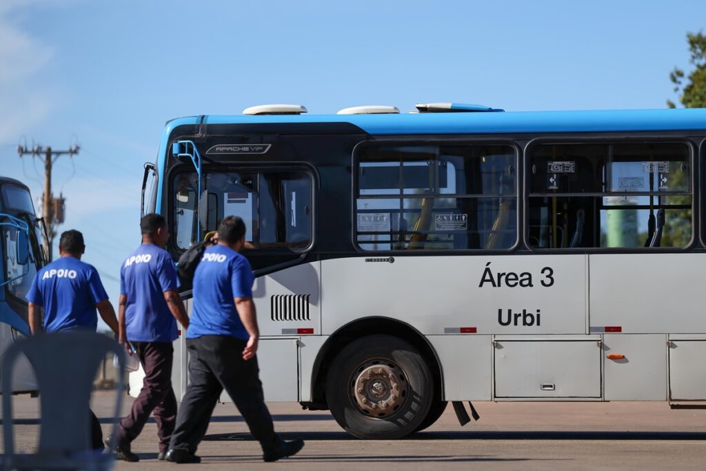 PCDF pede ajuda para investigar ataque a ônibus no DF