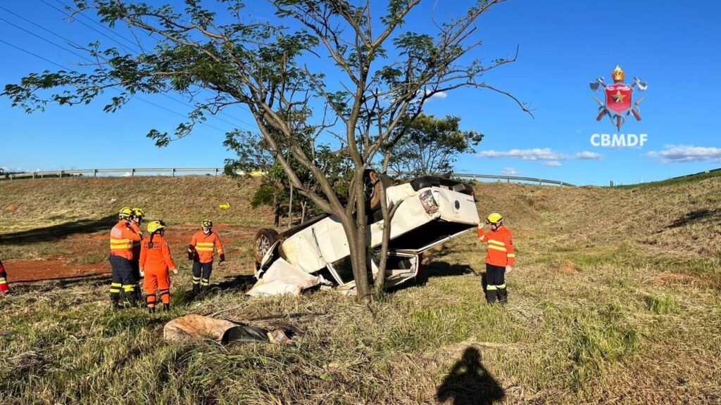 Capotamento na BR-060 deixa motorista grave no DF