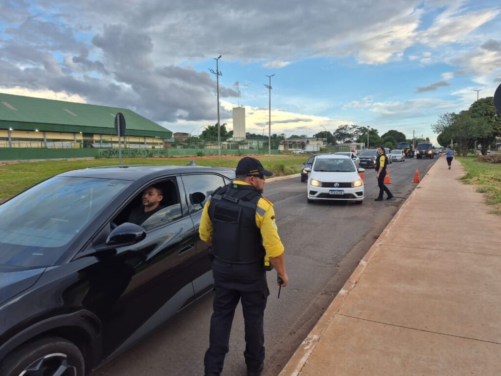 Detran-DF autua 46 motoristas por dirigir alcoolizados