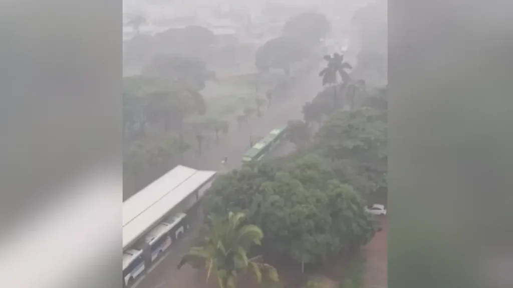 Chuva causa alagamento na região do Lago das Rosas