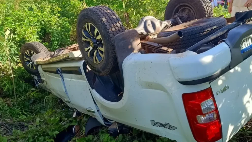 Caminhonete capota na GO-507 com 16 pessoas