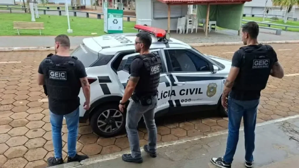 Pedreiro é preso por agredir ex-mulher com pá