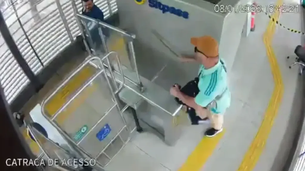 Câmeras registram agressão contra funcionário em Goiânia