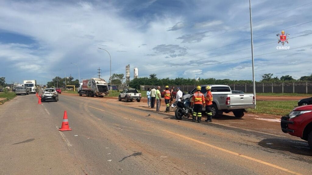 Acidente com quatro veículos deixa motociclista ferido em Planaltina