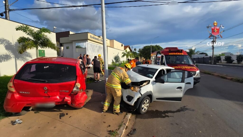 Colisão entre carros deixa passageira ferida no Guará