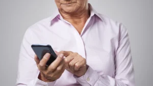 Idosa em Goiás perde R$ 18 mil em dois golpes pelo WhatsApp