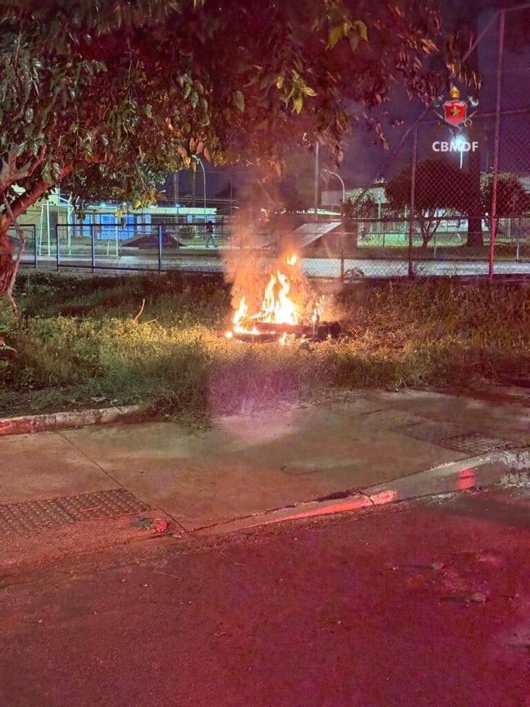 Incêndio destrói motocicleta no Recanto das Emas