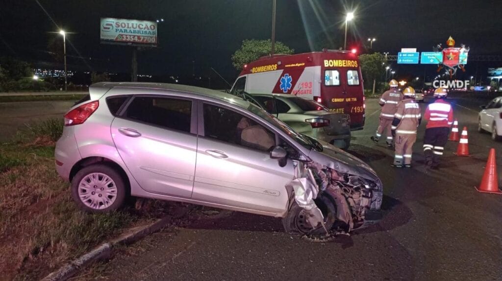 Acidente na EPNB fecha faixa e mobiliza bombeiros no Riacho Fundo I