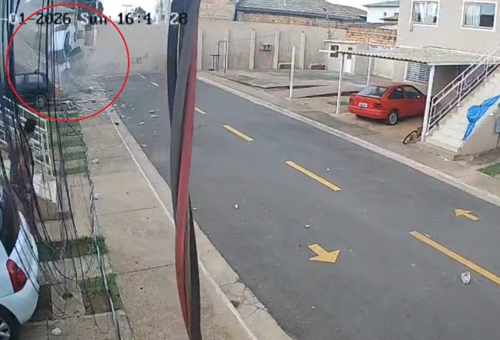 Carro invade condomínio após derrubar muro e poste
