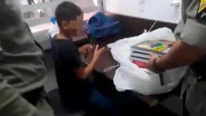 PM doa material escolar para criança que vendia jujubas em Goiânia