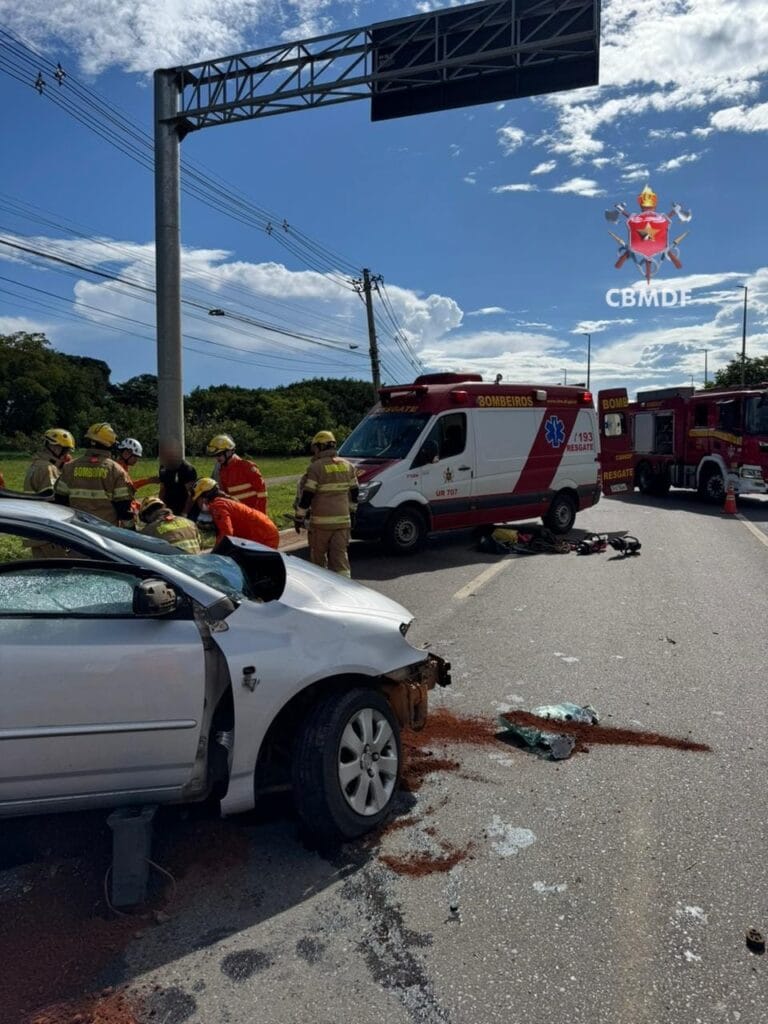 Acidente na EPTG deixa motorista ferido
