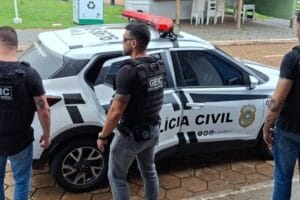 Homem preso por agredir ex-companheira com pá