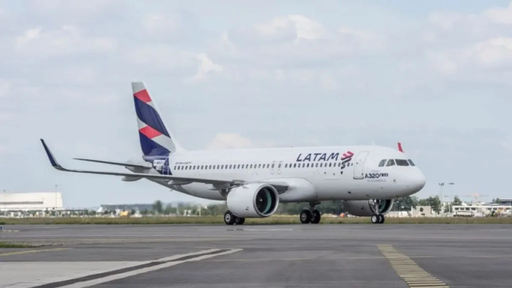 Imagem mostra aeronave da Latam taxiando em aeroporto