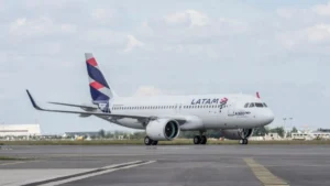Imagem mostra aeronave da Latam taxiando em aeroporto
