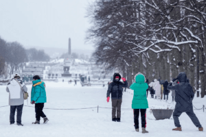 Frio de -30°C na Europa causa mortes e prejudica voos, linhas de trem e estradas