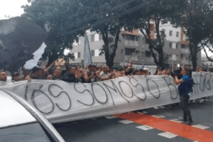 Torcida do Botafogo protestando
