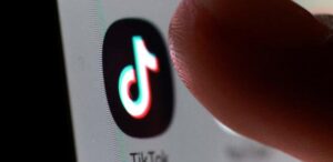 TikTok vai verificar idade de usuários por análise de comportamento