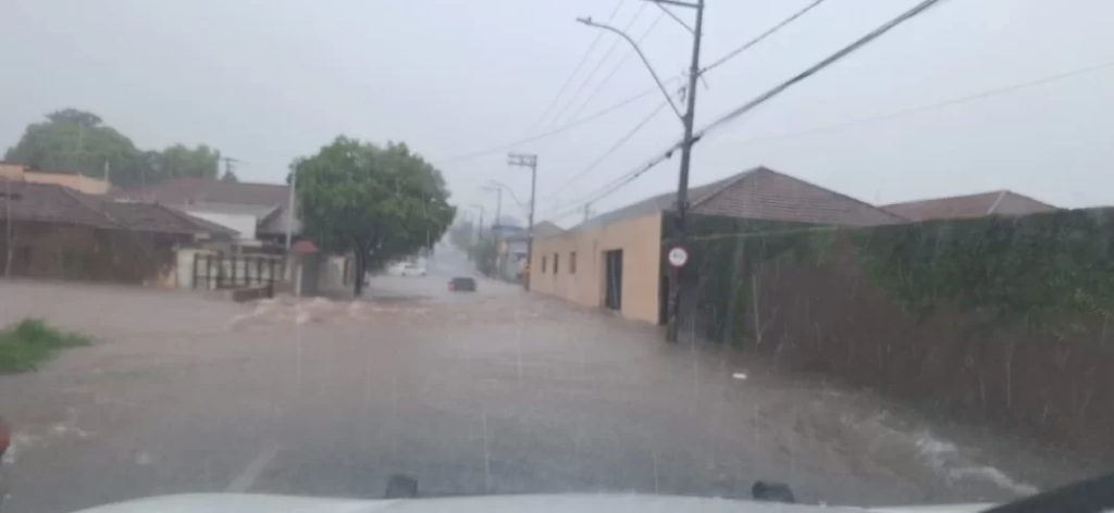 Temporal alaga ruas de Barretos (SP); família fica ilhada em carro