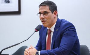 Deputado Amaro Neto (Republicanos-ES) fala em comissão da Câmara dos Deputados