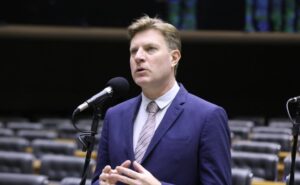 Deputado Padovani fala ao microfone