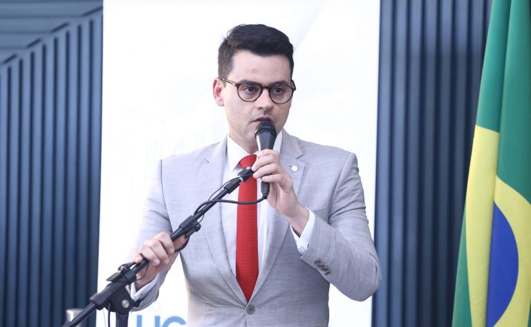 Deputado Yury do Paredão fala ao microfone