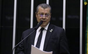 Deputado Daniel Agrobom fala ao microfone