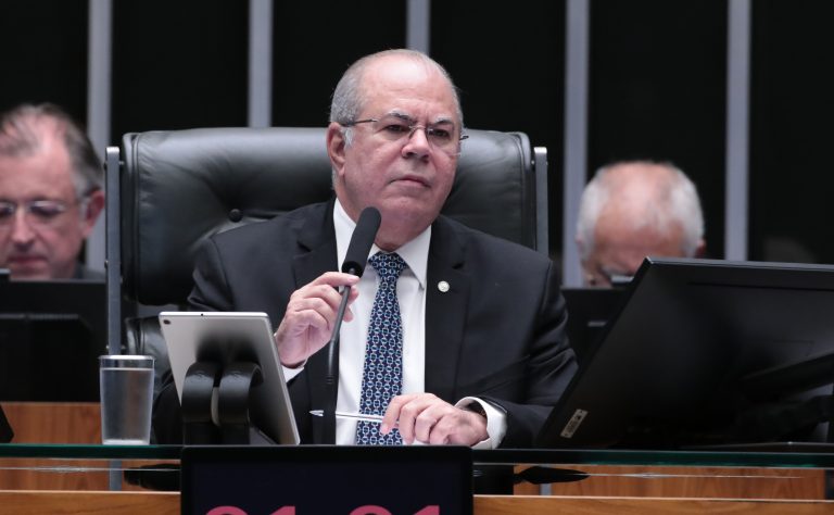 Deputado Hildo Rocha fala ao microfone
