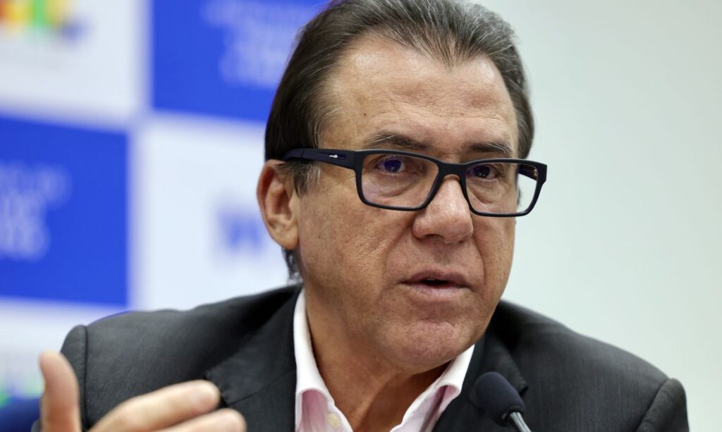 Juros altos superam impacto de tarifas americanas na queda de empregos em 2025, diz Marinho