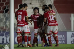 Vila Nova derrota Aparecidense no OBA e segue com 100% de aproveitamento no Goianão
