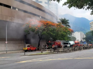 Bombeiros determinam vistoria em todos os shoppings do RJ após incêndio com 2 mortos