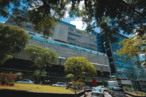 Fumaça de incêndio atinge prédio do Incor, em SP; parte dos pacientes é retirada