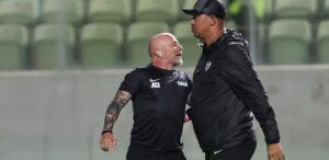 Briga de Sampaoli ganha destaque internacional: 'Zombaram da altura'