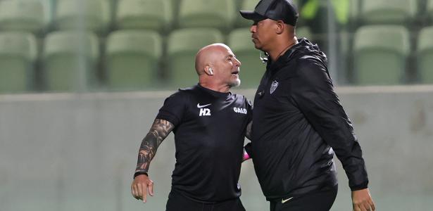 Briga de Sampaoli ganha destaque internacional: 'Zombaram da altura'