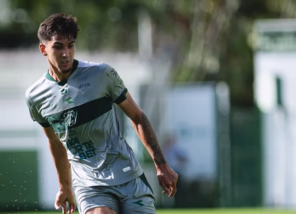 Confira quem é Lucas Rodrigues, destaque do Goiás no Goianão, que teve contrato renovado