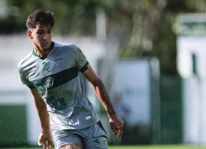 Confira quem é Lucas Rodrigues, destaque do Goiás no Goianão, que teve contrato renovado
