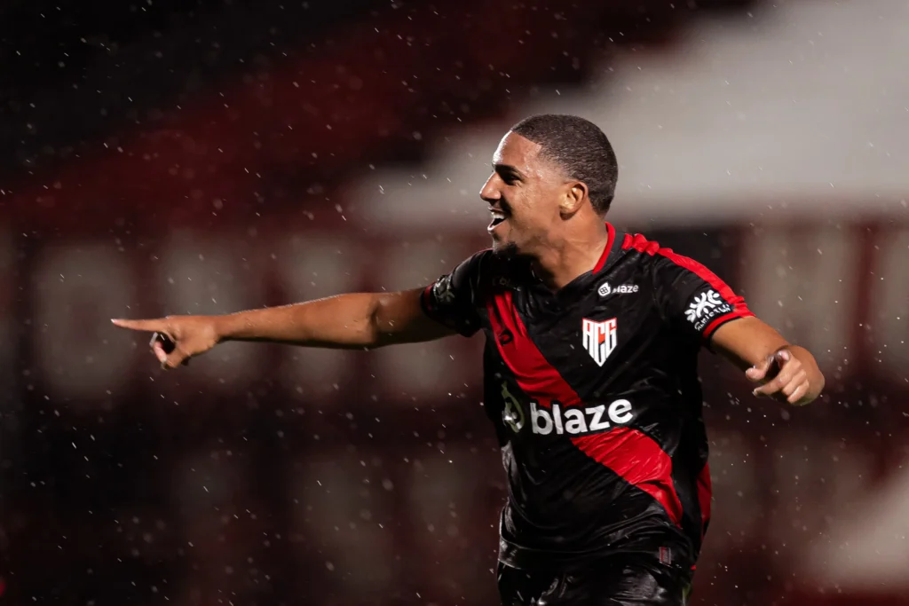 Com dois gols de Léo Jacó, Atlético derrota o Inhumas e assume a liderança do Goianão