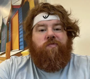 Homem se tranca em quarto por um ano para ficar mais saudável