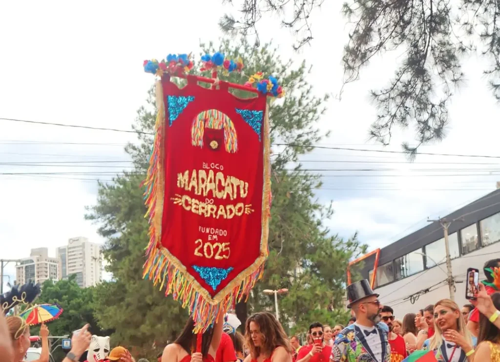 Bloco Maracatu do Cerrado traz o clima do Carnaval pernambucano para as ruas de Goiânia; confira