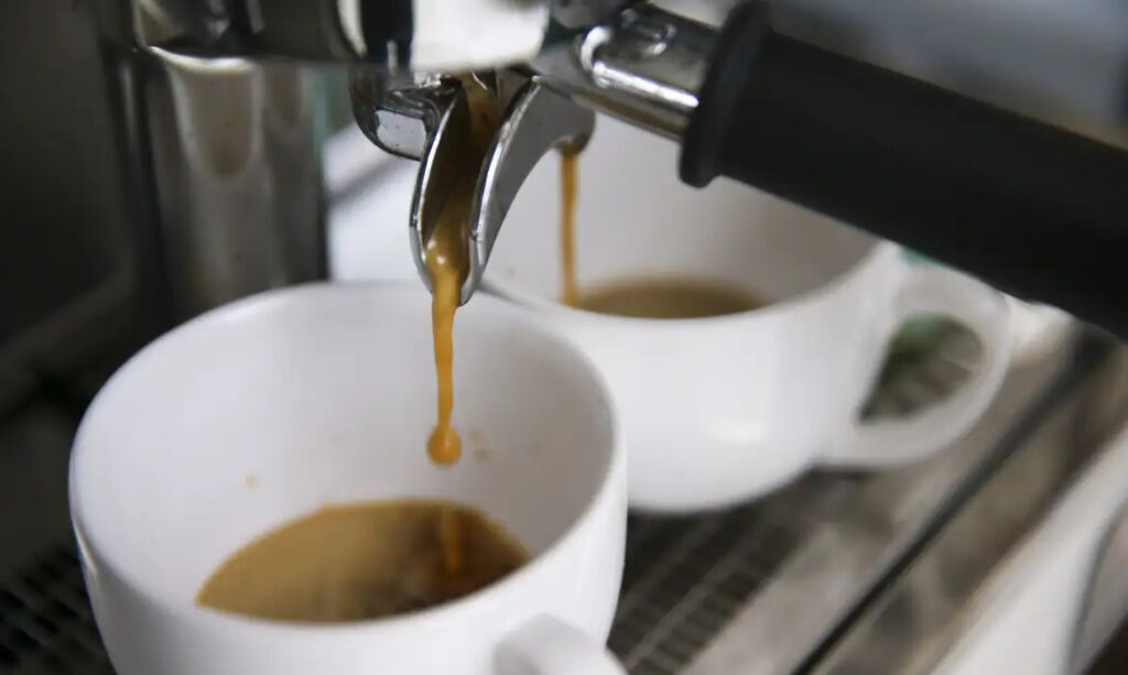 Consumo de café no Brasil cai 2,31% em 2025 por preços altos
