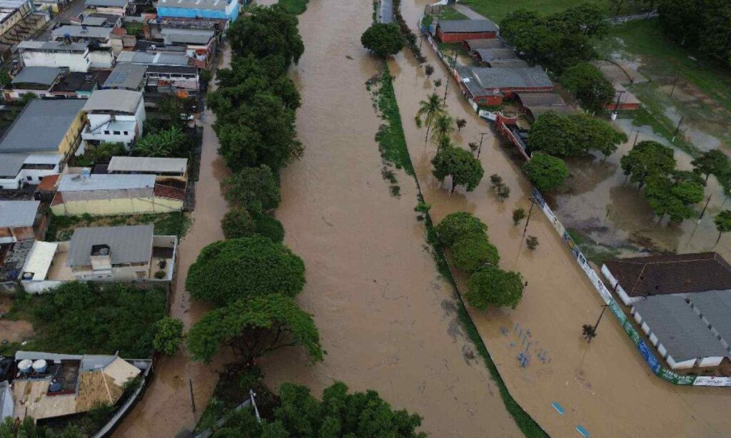 Chuva forte faz rios transbordarem e deixa desabrigados em municípios de MG