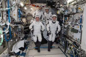Quatro astronautas da ISS retornam à Terra por problema de saúde