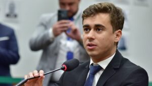 Nikolas Ferreira compartilha vídeo que atribui queda de raio em ato político à ‘vontade divina’