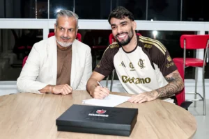 Lucas Paquetá assina contrato com o Flamengo