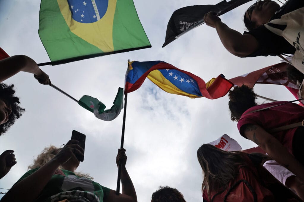 Manifestantes em SP exigem soltura de Maduro após suposta invasão dos EUA à Venezuela