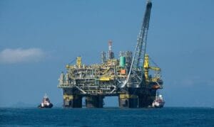 Petróleo fecha dia em alta e sobe na semana com tensões geopolíticas e dados dos EUA